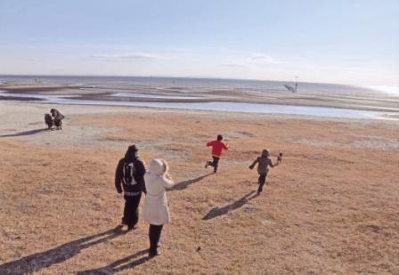 関矢 俊夫さん「浜辺を走る」