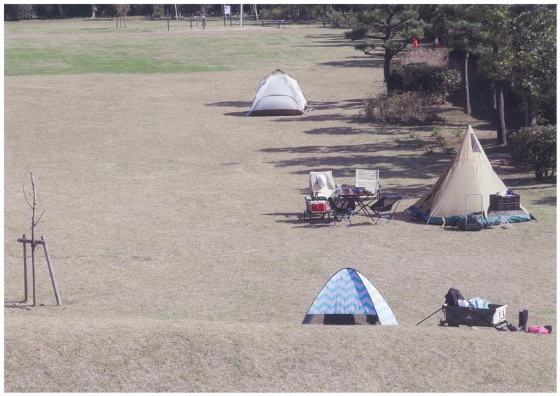 広場で休む