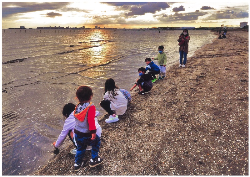 夕景浜辺の子供達