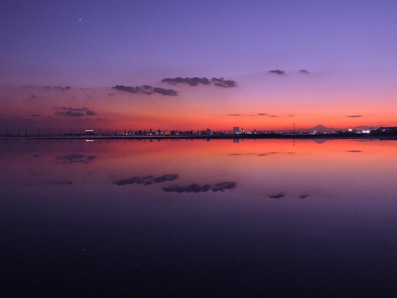 刀根 優哉さん「水面に映る夕空」