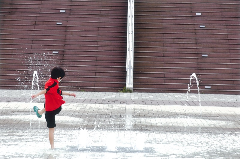 噴水にふれて