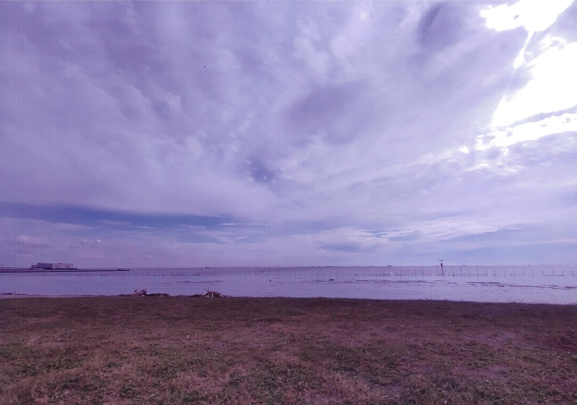 佇む船舶と集約雲