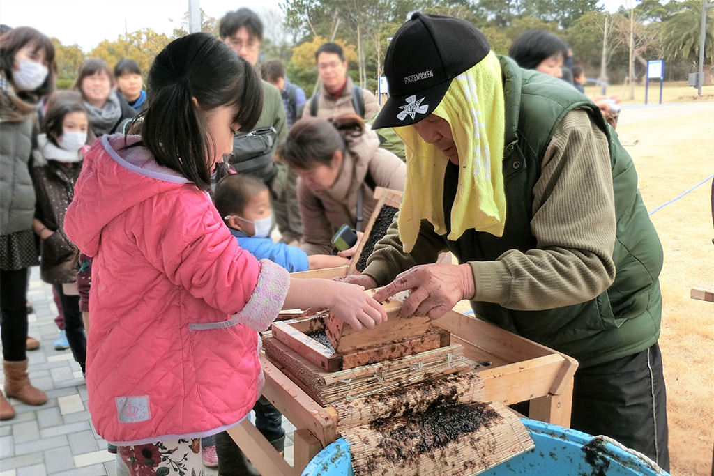 海の恵みを味わおう「海苔すき体験」