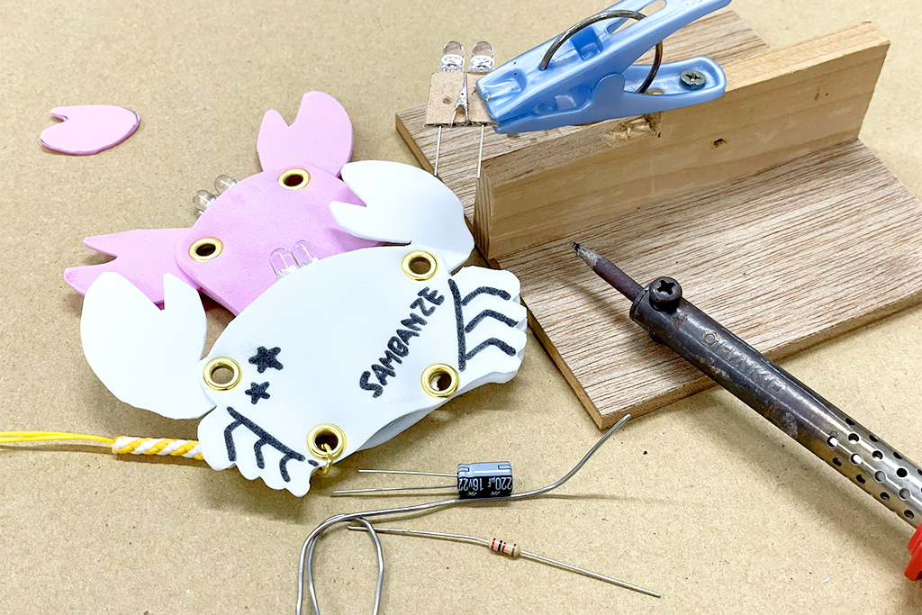 「ピカピカ! カニストラップ」