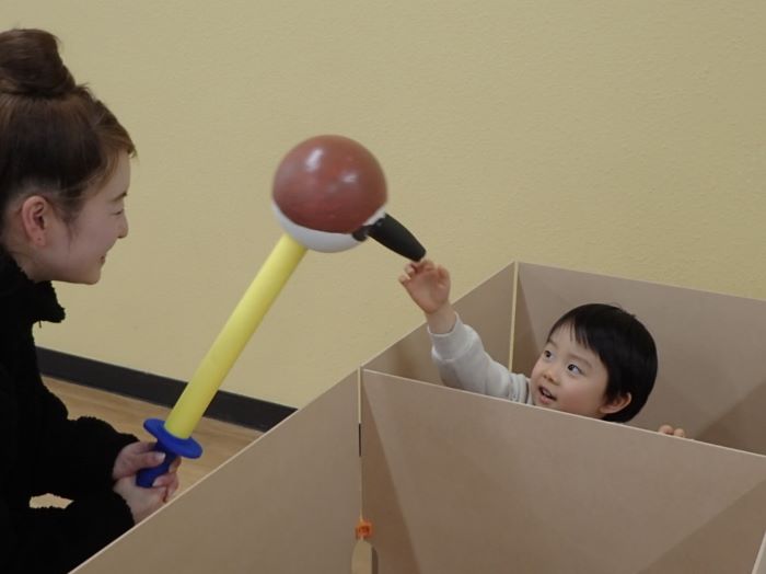 親子で遊んでいる画像