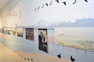 江戸時代の錦絵や昭和初期の白黒写真を展示